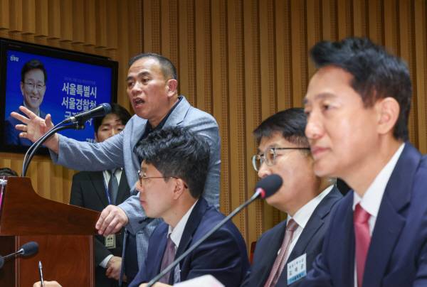 정치 브로커 명태균 씨가 23일 서울 중구 서울시청에서 열린 2025년 국회 행정안전위원회 국정감사에서 의원 질의에 답하고 있다. 연합뉴스