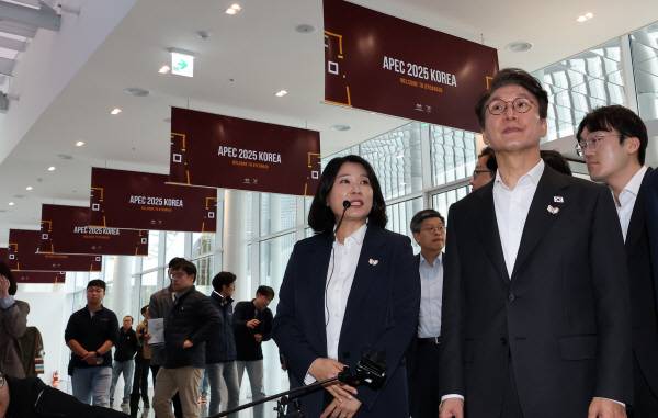 김민석 국무총리가 23일 경상북도 경주시 엑스포공원에 마련된 APEC 정상회의 경제 전시장을 방문하고 있다. 연합뉴스