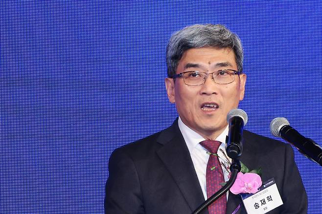 Samsung Electronics' DS Division chief technology officer, Song Jai-hyuk, delivers opening remarks during the 18th Semiconductor Day at the Grand InterContinental Seoul Parnas Hotel in Gangnam District, southern Seoul, on Oct. 22. [YONHAP]