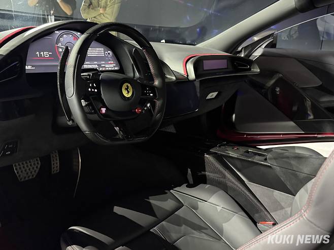 페라리 아말피 스티어링에는 물리적 버튼이 도입돼 있다. 김수지 기자&nbsp;