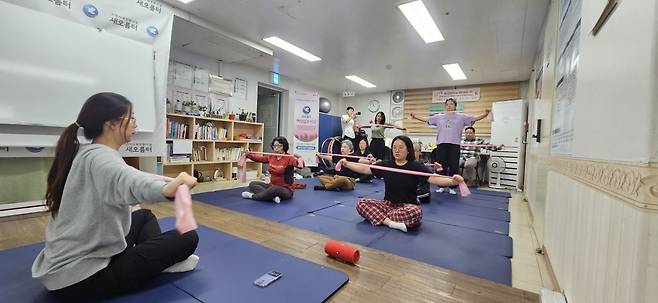 조현병, 조울병 등 다양한 정신질환자들이 서울 은평구 사회전환시설인 새오름터에서 최근 아침 운동을 하는 장면.