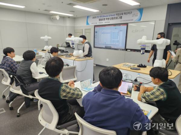 13일 경기테크노파크 RIT센터 2층 협동로봇 실습실에서 진행된 ‘인프라 활성화를 위한 AI·지능형 로봇·자동제어 교육 플랫폼 공유·개방 프로그램’ 수업. 박화선기자