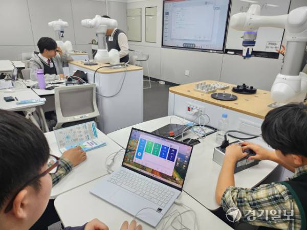 13일 경기테크노파크 RIT센터 2층 협동로봇 실습실에서 진행된 ‘인프라 활성화를 위한 AI·지능형 로봇·자동제어 교육 플랫폼 공유·개방 프로그램’ 수업. 박화선기자
