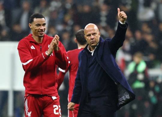 승리에 기뻐하는 리버풀 에키티케(왼쪽)와 아르네 슬롯 감독. 사진[로이터=연합뉴스]