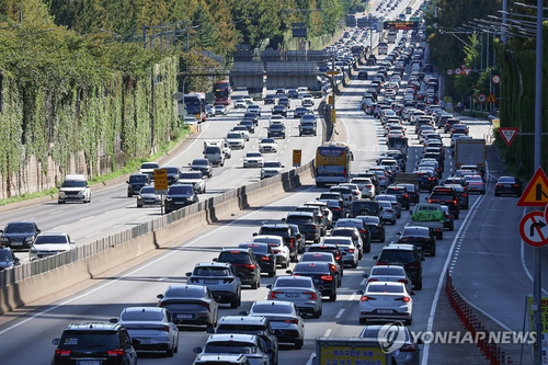 긴 연휴에 여전히 막히는 하행선 [연합뉴스]