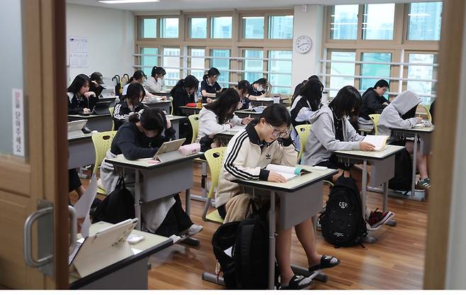2026학년도 대학수학능력시험이 한 달 앞으로 다가온 13일 부산 동래구 중앙여자고등학교 3학년 교실에서 고3 수험생들이 자습하고 있다. [연합뉴스]