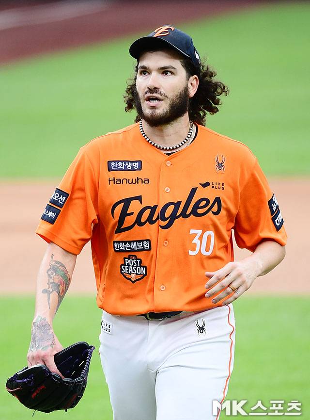 18일 오후 대전 한화생명볼파크에서 ‘2025 신한 SOL Bank KBO 포스트시즌’ 삼성 라이온즈와 한화 이글스의 플레이오프(5전 3선승제) 1차전이 열렸다. 한화 선발 폰세가 3회초 2실점을 허용한 후 공수교대를 위해 더그아웃으로 향하고 있다. 사진=김영구 기자