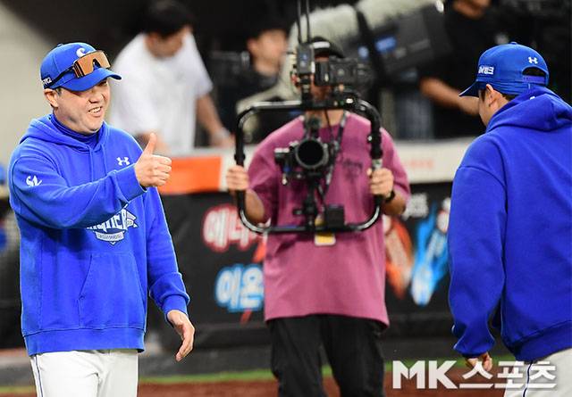 19일 오후 대전 한화생명볼파크에서 열린 ‘2025 신한 SOL Bank KBO 포스트시즌’ 삼성 라이온즈와 한화 이글스의 플레이오프(5전 3선승제) 2차전에서 삼성이 선발 최원태의 7이닝 1실점 호투를 앞세워 7-3으로 승리, 시리즈 전적을 1승1패로 원점으로 돌렸다. 삼성 박진만 감독과 최원태가 승리의 기쁨을 나누고 있다. 사진=김영구 기자