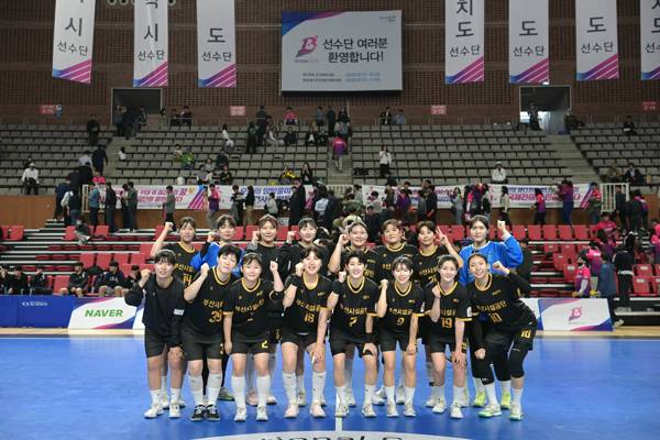 사진 제106회 전국체육대회 핸드볼 경기 여자 일반부 우승을 차지한 부산시설공단, 사진 제공=대한핸드볼협회