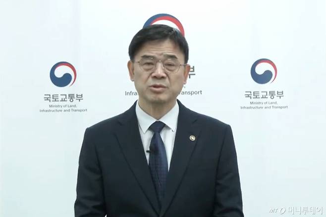 (서울=뉴스1) 임세영 기자 = 이상경 국토교통부 제1차관이 최근 부적절한 부동산 발언과 '갭투자' 의혹에 대해 사과했다.  이상경 차관은 23일 오전 10시 10분 유튜브 생중계를 통해 "부동산 정책을 담당하는 국토교통부 고위 공직자로서 국민 여러분의 마음에 상처를 드린 점 진심으로 사과드린다"고 밝혔다. (유튜브 캡처) 2025.10.23/뉴스1  Copyright (C) 뉴스1. All rights reserved. 무단 전재 및 재배포,  AI학습 이용 금지. /사진=(서울=뉴스1) 임세영 기자