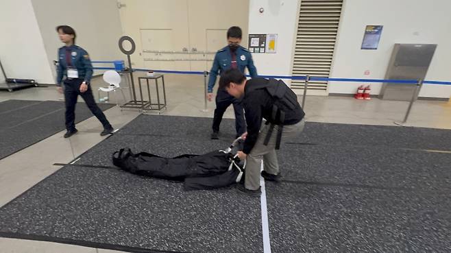 72㎏짜리 모형을 옮기는 구조하기 코스. 흰색 통과선까지 끌고 가야 통과다./사진=최문혁 기자.