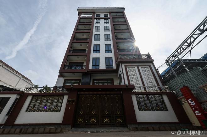 (프놈펜(캄보디아)=뉴스1) 김도우 기자 = 21일(현지시간) 캄보디아 프놈펜 외곽 온라인스캠범죄가 이뤄졌던 건물의 모습.  현지 언론에 따르면 이곳에서 지난달 15일 캄보디아 당국의 단속으로 온라인스캠범죄에 가담한 한국인 33명을 포함해 48명을 체포했다. 2025.10.21/뉴스1  Copyright (C) 뉴스1. All rights reserved. 무단 전재 및 재배포,  AI학습 이용 금지.