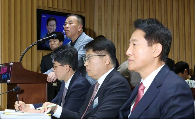 ‘정치브로커’로 알려진 명태균 씨가 23일 서울시청에서 열린 국회 행정안전위원회의 서울특별시에 대한 국정감사에 증인으로 출석해 의원 질의에 답변하는 옆으로 오세훈 서울시장이 자리에 앉아있다. 뉴시스