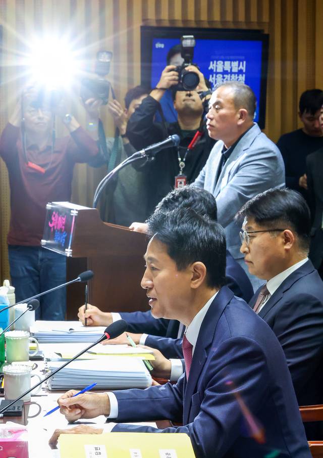 오세훈 서울시장이 23일 서울시청에서 열린 국회 행정안전위원회의 서울특별시에 대한 국정감사에서 의원 질의에 답변하는 옆으로 명태균 증인이 증언대에 서있다. 뉴시스