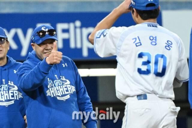 22일 대구 삼성라이온즈파크에서 열린 '2025 신한 SOL BANK KBO 포스트 시즌' 삼성 라이온즈와 한화 이글스 플레이오프(PO) 4차전 경기. 삼성이 7-4로 한화에 역전승 했다. 박진만 감독이 김영웅에게 엄지를 들어보이고 있다. 삼성 김영웅은 6회 동점 3점 홈런과 7회 역전 3점 홈런을 기록했다./대구=한혁승 기자