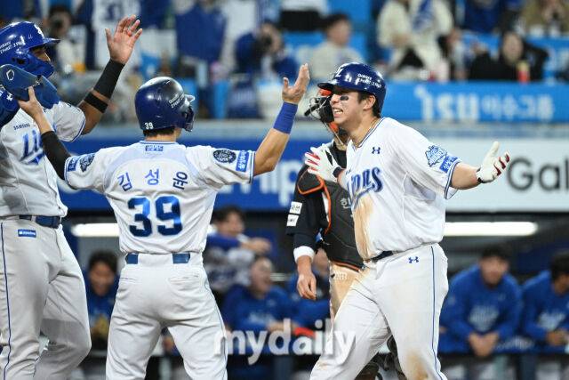 22일 대구 삼성라이온즈파크에서 열린 '2025 신한 SOL BANK KBO 포스트 시즌' 삼성 라이온즈와 한화 이글스 플레이오프(PO) 4차전 경기. 삼성 김영웅이 6회말 1사 1-3루에 3점 홈런을 친 후 기뻐하고 있다./대구=한혁승 기자