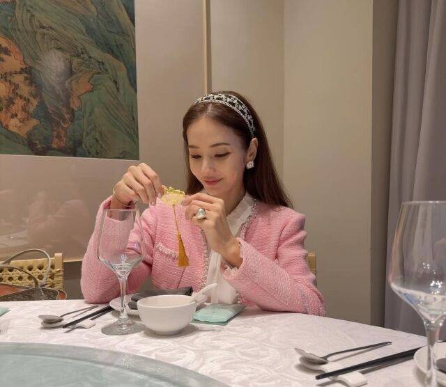 한채영이 변함없는 미모를 뽐냈다. / 한채영 인스타그램 \