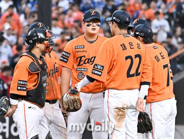 18일 오후 대전광역시 중구 대전 한화생명볼파크에서 진행된 '2025 프로야구 KBO리그 포스트시즌' 플레이오프(PO) 1차전 한화이글스와 삼성라이온즈의 경기. 한화 김서현이 9회초 2실점 한 뒤 선수들과 이야기를 나누고 있다./마이데일리