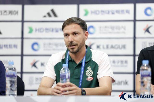 에스파뇰 알바르 마르티네즈 나바로 감독./한국프로축구연맹