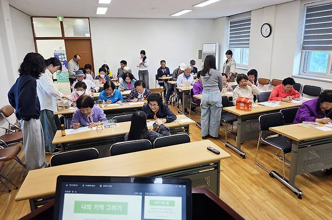 지품면에서 진행 된 어르신 대상 미술치료 프로그램 모습.[대구한의대 제공]
