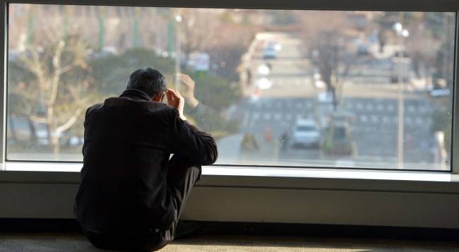 한 노인이 낙엽이 떨어지는 창밖을 바라보고 있다. 사진은 기사와 관련 없음. [사진=김명섭 기자 msiron@heraldcorp.com]