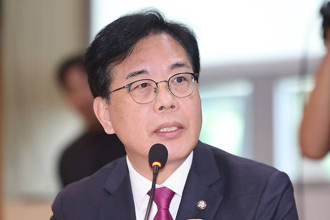 송언석 국민의힘 원내대표가 22일(현지시간) 캄보디아 프놈펜 주캄보디아 대사관에서 열린 국회 외교통일위원회 주캄보디아·주베트남·주태국·주라오스대사관 국정감사에서 김현수 주캄보디아 대사 대리에게 한국인 납치·감금 범죄 관련 질의를 하고 있다. [연합]