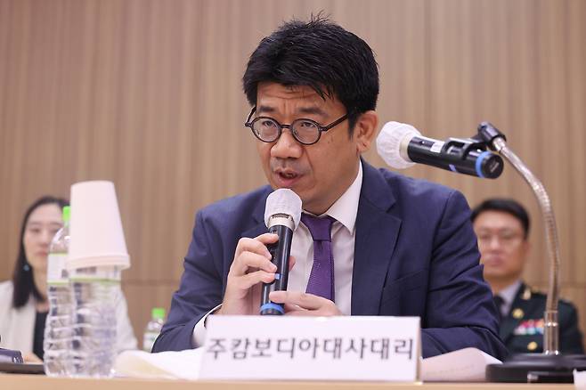 22일(현지시간) 캄보디아 프놈펜 주캄보디아 대사관에서 열린 국회 외교통일위원회 주캄보디아·주베트남·주태국·주라오스대사관 국정감사에서 김현수 주캄보디아 대사 대리가 의원들의 질문에 답하고 있다. [연합]