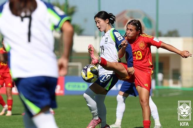 [서울=뉴시스]스페인 선수로부터 볼을 지켜내고 있는 김지은의 모습. (사진=대한축구협회 제공)
