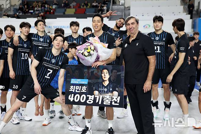 [서울=뉴시스]남자배구 현대캐피탈 최민호 400경기 달성 기념식. (사진=현대캐피탈 배구단 제공)