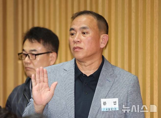 [서울=뉴시스] 김선웅 기자 = '정치브로커'로 알려진 명태균 씨가 23일 서울시청에서 열린 국회 행정안전위원회의 서울특별시에 대한 국정감사에 증인으로 출석해 선서를 하고 있다. 2025.10.23. mangusta@newsis.com