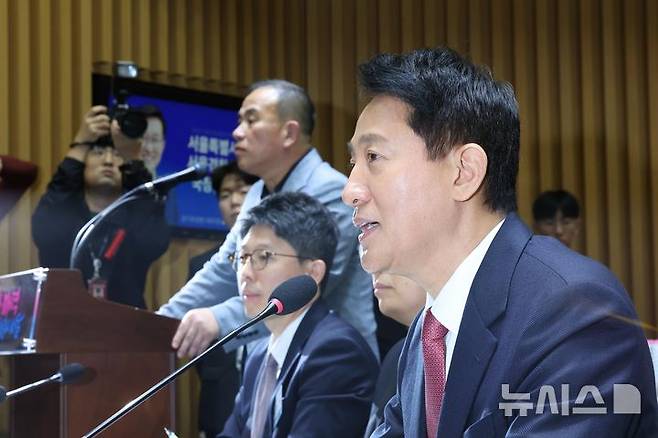 [서울=뉴시스] 김선웅 기자 = 오세훈 서울시장이 23일 서울시청에서 열린 국회 행정안전위원회의 서울특별시에 대한 국정감사에서 의원 질의에 답하고 있다. 이날 '정치브로커'로 알려진 명태균 씨가 증인으로 출석했다. 2025.10.23. mangusta@newsis.com