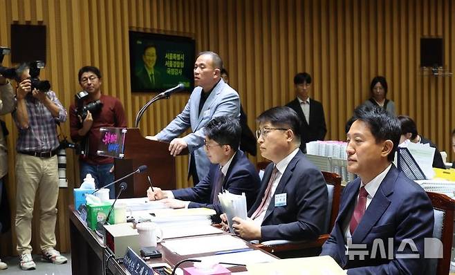 [서울=뉴시스] 김선웅 기자 = '정치브로커'로 알려진 명태균 씨가 23일 서울시청에서 열린 국회 행정안전위원회의 서울특별시에 대한 국정감사에 증인으로 출석해 발언하고 있다. 오른쪽은 오세훈 서울시장. 2025.10.23. mangusta@newsis.com