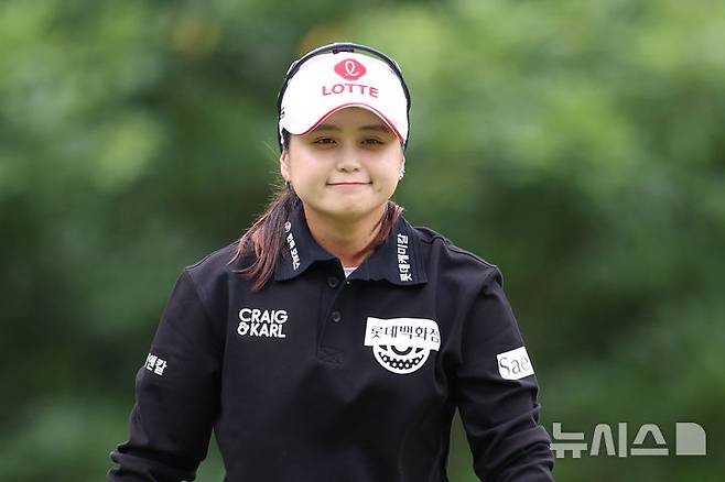 [해남=뉴시스] 권창회 기자 = 18일 오전 전남 해남 파인비치 골프링크스에서 열린 BMW 레이디스 챔피언십 2025 3라운드에서 최혜진이 1번 홀을 파로 잡아낸 뒤 이동하고 있다. 2025.10.18. kch0523@newsis.com