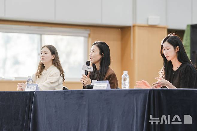 [서울=뉴시스]정소연·이지현·박수윤 등 3명의 안무가가 23일 서울 중구 국립극장에서 열린 국립무용단 '2025 안무가 프로젝트' 라운드 인터뷰에서 질문에 답하고 있다. (사진=국립극장 제공)