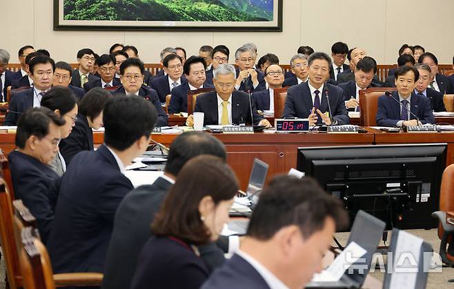 [서울=뉴시스] 김금보 기자 = 전대욱 한국수력원자력 사장 직무대행이 23일 서울 여의도 국회에서 열린 기후에너지환경노동위원회 국정감사에서 질의에 답하고 있다. 2025.10.22. kgb@newsis.com