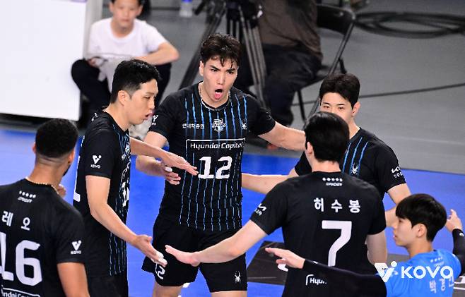 현대캐피탈 시즌 첫 승. 한국배구연맹