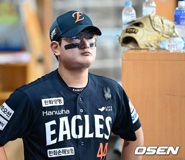 [OSEN=대구, 최규한 기자] 22일 대구 삼성라이온즈파크에서 ‘2025 신한 SOL Bank KBO리그’ 포스트시즌 플레이오프 4차전 삼성 라이온즈와 한화 이글스의 경기가 열렸다.삼성은 원태인, 한화는 정우주를 선발로 내세웠다.6회말 2사 1, 2루 상황 한화 투수 김서현이 마운드를 내려와 생각에 잠겨 있다. 2025.10.22 / dreamer@osen.co.kr