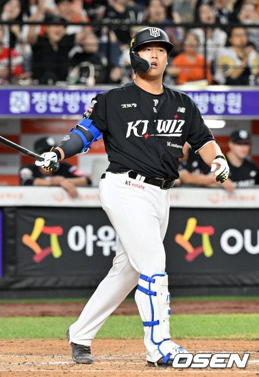 [OSEN=대전, 민경훈 기자] 7일 대전 한화생명볼파크에서 ‘2025 신한 SOL Bank KBO리그’ 한화 이글스와 KT 위즈의 경기가 열렸다.홈팀 한화는 와이스, KT는 고영표를 선발로 내세웠다.7회초 2사 주자 1루 KT 강백호가 타석에서 헛스윙 삼진 아웃을 당하며 아쉬워하고 있다. 2025.08.07 / rumi@osen.co.kr