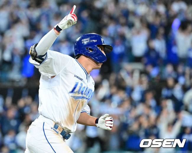 [OSEN=대구, 최규한 기자] 22일 대구 삼성라이온즈파크에서 ‘2025 신한 SOL Bank KBO리그’ 포스트시즌 플레이오프 4차전 삼성 라이온즈와 한화 이글스의 경기가 열렸다.삼성은 원태인, 한화는 정우주를 선발로 내세웠다.6회말 1사 1, 3루 상황 삼성 김영웅이 동점 우월 스리런포를 날리고 그라운드를 돌며 환호하고 있다. 2025.10.22 / dreamer@osen.co.kr