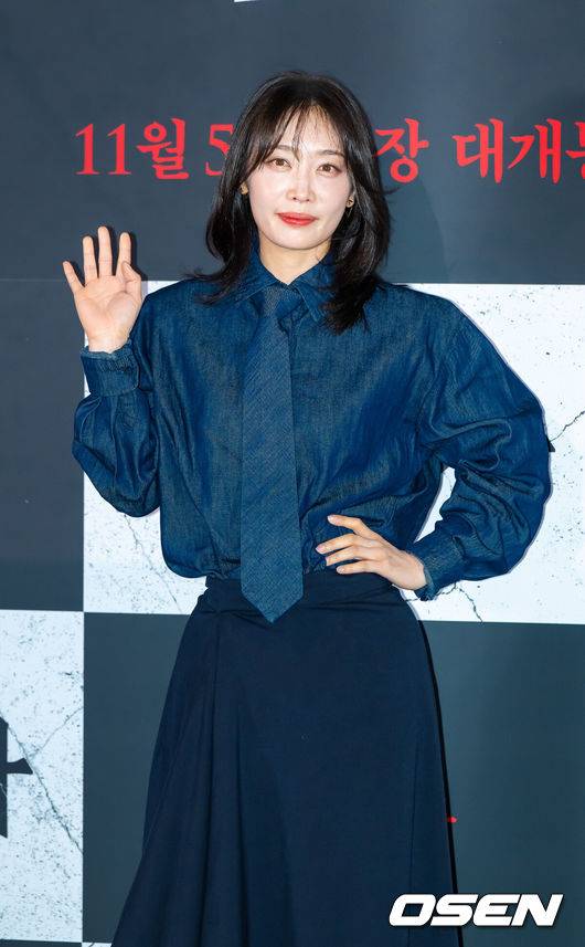 [OSEN=박준형 기자] 22일 오후 서울 용산아이파크몰 내 용산 CGV에서 영화 '구원자' 언론시사회가 진행됐다.영화 ‘구원자’는 축복의 땅 오복리로 이사 온 ‘영범’과 ‘선희’에게 기적 같은 일이 벌어지고, 이 모든 것이 누군가 받은 불행의 대가임을 알게 되면서 벌어지는 미스터리 오컬트로 배우 김병철과 송지효, 김히어라가 출연한다.배우 김히어라가 포즈를 취하고 있다.   2025.10.22 / soul1014@osen.co.kr