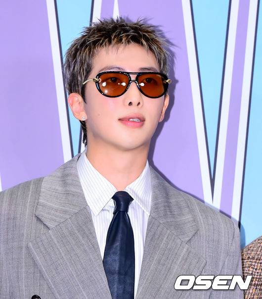 [OSEN=Ji Hyung-jun] No dia 15, o 20º Evento Fotográfico Beneficente da Campanha de Conscientização sobre o Câncer de Mama da Coreia do Sul foi realizado no Four Seasons Hotel Seoul em Dangju-dong, Jongno-gu, Seul. Neste dia, Soobin do TXT, Go Soo, Go Hyun-jung, Gong Myung, Gray, Kim Min-ha, Kim Se-jeong, Kim Young-kwang, Kim Young-dae, Kim Ji-seok, Noh Sang-hyun, Noh Jeong-ui, Dex, Le Seraphim (Chaewon, Kazuha), Monsta X (Hyungwon, Shownu), Moon So-ri, Balming Tiger, Park Gyu-young, Park Eun-bin, Park Jae-beom, BTS RM, J-Hope, V, Byun Woo-seok, Suhyun, Stray Kids (Bang Chan, Seungmin), i-dle (Miyeon, Minnie, Soyeon, Shuhua, Yuqi), Ive Ray, Ahn Yu-jin, Jang Won-young, Aylitt (Yoona, Mocha, Minju, Wonhee, Iroha), aespa (Karina, Winter, Giselle, Ningning), Nmix (Haewon, Seol Yoon), Enhypen (Sung Hoon, Jake), Enhypen (Jung Won), Elris, All Day Project (Annie, Tarzan, Bailey, Youngseo, Woochan), Woo Won-jae, Won Ji-an, Lee Dong-hwi, Lee Min-ho, Lee Soo-ji, Lee Soo-hyuk, Lee Young-ae, Lee Yoo-mi, Lee Joon-hyuk, Lee Jun-ho, Lee Chae-min, Im Soo-jung, Lim Ji-yeon, ITZY (Yezi, Yuna), Jang Yoon-ju, Jeon So-ni, Jeon So-mi, Jeon Yeo-bin, Jung Ryeo-won, Jung Hae-in, Jo Yu-ri, Choo Young-woo, Code Kunst, Krystal, Kiki (Jiu, Lee Sol, Sui, Hae-eum, Kiya), Taeyang, Ha Jung-woo, Hwasa, Hyoyeon e outros compareceram. RM do BTS está posando. 14/10/2025. /jpnews@osen.co.kr