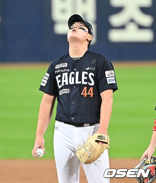 [OSEN=대구, 이석우 기자] 22일 대구 삼성라이온즈파크에서 2025 신한 SOL뱅크 KBO 플레이오프 삼성 라이온즈와 한화 이글스의 4차전 경기가 열렸다. 한화 김서현이 6회말 삼성 김영웅에게 동점 3점 홈런을 허용한 후 교체되고 있다. 2025.10.22 / foto0307@osen.co.kr