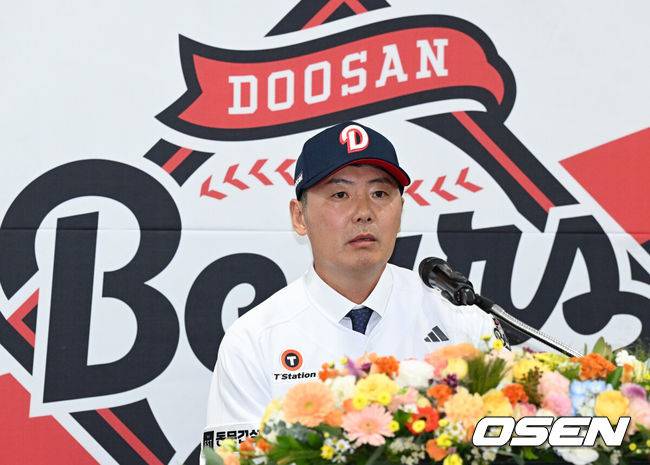 [OSEN=잠실, 이대선 기자] 23일 오후 서울 잠실야구장에서 두산 베어스 김원형 감독 취임식이 열렸다.계약 규모는 2+1년 최대 20억 원(계약금 5억, 연봉 각 5억 원)이다.김 감독은 23일&nbsp;취임식을 거쳐 29일부터 진행되는 일본 미야자키 마무리캠프로 향해 2025시즌을 복기하고 2026시즌 팀을 한 단계 업그레이드 시킬 수 있는 옥석가리기에 나설 예정이다.두산 김원형 감독이 인터뷰를 하고 있다. 2025.10.23 /sunday@osen.co.kr