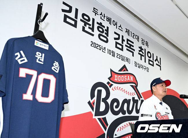[OSEN=잠실, 이대선 기자] 23일 오후 서울 잠실야구장에서 두산 베어스 김원형 감독 취임식이 열렸다.계약 규모는 2+1년 최대 20억 원(계약금 5억, 연봉 각 5억 원)이다.김 감독은 23일&nbsp;취임식을 거쳐 29일부터 진행되는 일본 미야자키 마무리캠프로 향해 2025시즌을 복기하고 2026시즌 팀을 한 단계 업그레이드 시킬 수 있는 옥석가리기에 나설 예정이다.두산 김원형 감독이 인터뷰를 하고 있다. 2025.10.23 /sunday@osen.co.kr