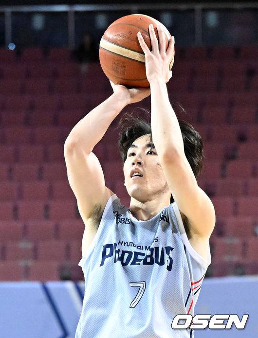 [OSEN=잠실실내체, 이대선 기자] 23일 오후 서울 잠실실내체육관에서 ‘2025-2026 LG전자 프로농구’ 서울 삼성과 울산 현대모비스의 경기가 열렸다.삼성은 2승 3패로 8위, 현대모비스는 3승 4패로 6위를 기록 중이다. 3쿼터 현대모비스 서명진이 슛을 시도하고 있다. 2025.10.23 /sunday@osen.co.kr