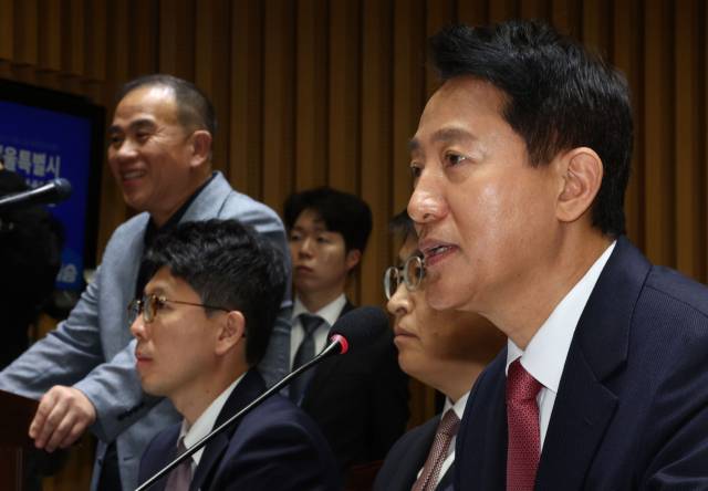 ▲오세훈 서울시장이 23일 서울 중구 서울시청에서 열린 2025년 국회 행정안전위원회 국정감사에서 의원 질의에 답하고 있다. 왼쪽은 정치 브로커 명태균 씨. ⓒ연합뉴스