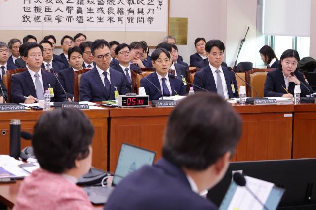 ▲임은정 서울동부지검장(오른쪽)이 23일 국회 법제사법위원회 전체회의에서 의원 질의에 답변하고 있다. ⓒ연합뉴스