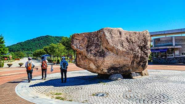 고인돌박물관의 상징, 30톤 무게의 계산리 고인돌.