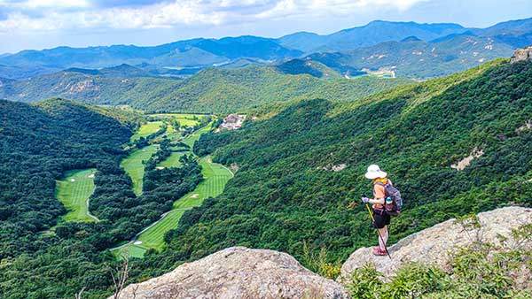 소굴치에서 올라오는 길목에 있는 선운CC 전경.