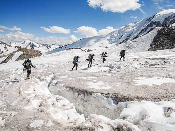사방에 널린 크레바스를 피해 전진 베이스캠프로 이동하고 있다.